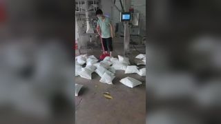 Αυτόματη μηχανή κάθετης συσκευασίας βαμβακιού 51g Αυτόματη μηχανή συσκευασίας VFFS